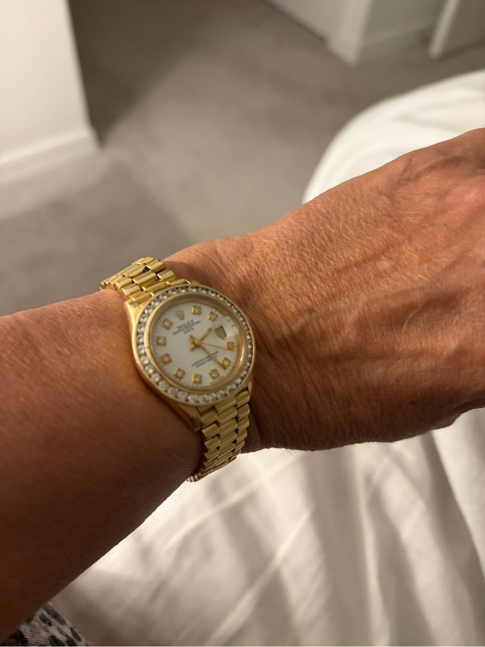 Vintage Rolex Gold Women's Datejust with White Dial and Diamond Bezel - Picture 2 of 6